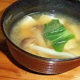 青梗菜　シメジ　お豆腐のお味噌汁